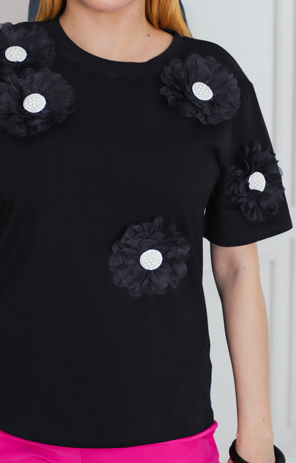 Blusa negra con flores 3D