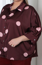 Blusa curvy Boutiquemirel con cuello estilo camisa y estampado de lunares polka dots