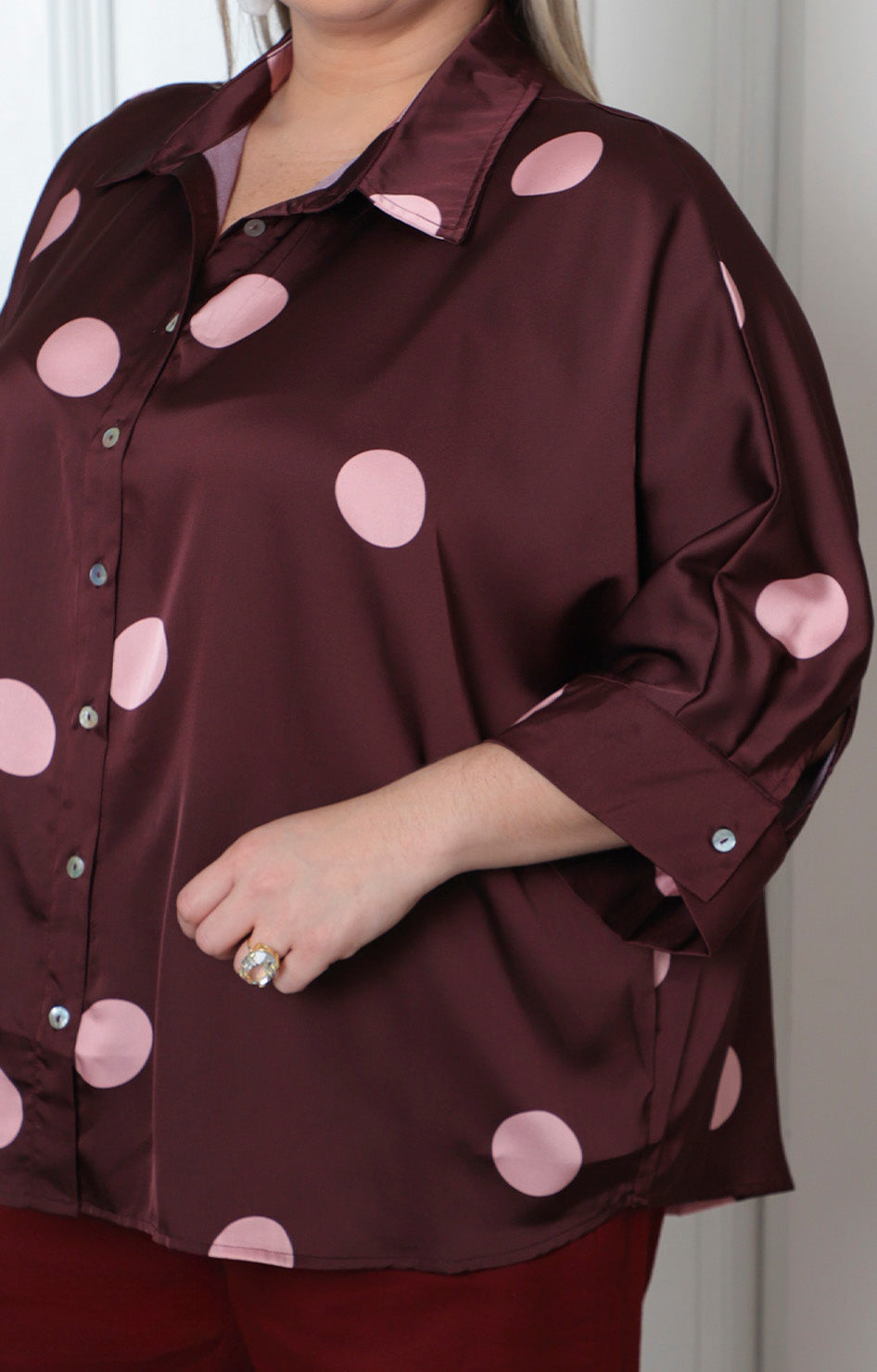 Blusa curvy Boutiquemirel con cuello estilo camisa y estampado de lunares polka dots