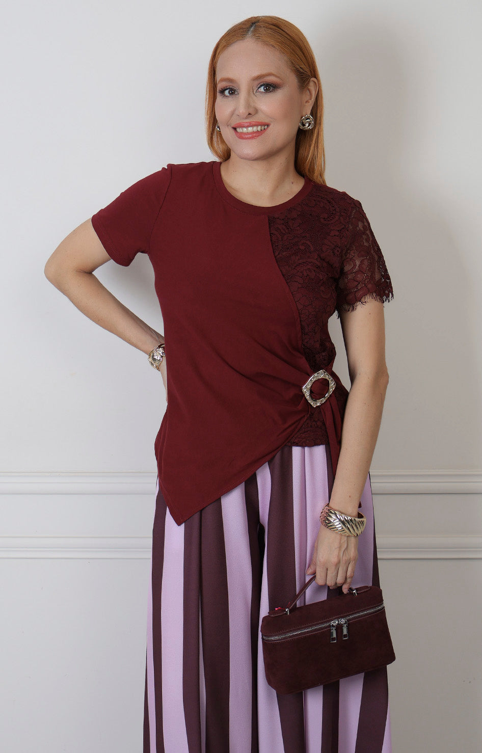 Blusa regular Boutiquemirel con encaje y hebilla dorada, vista frontal