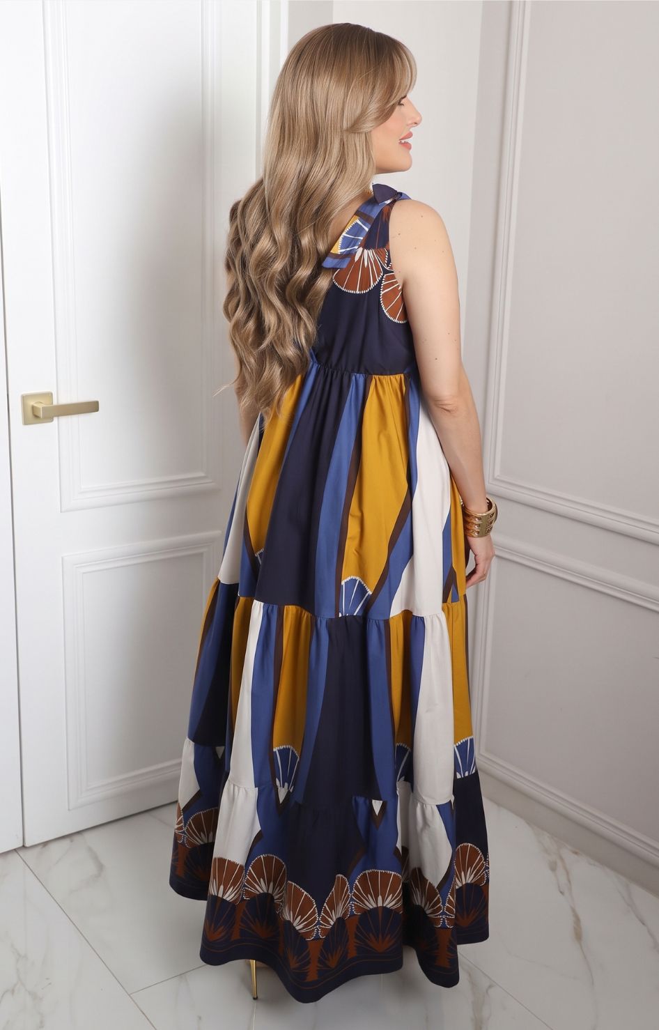 Vestido con cuello en V y moños