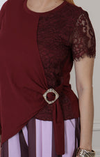 Blusa regular Boutiquemirel con detalles de encaje y hebilla dorada delanteros