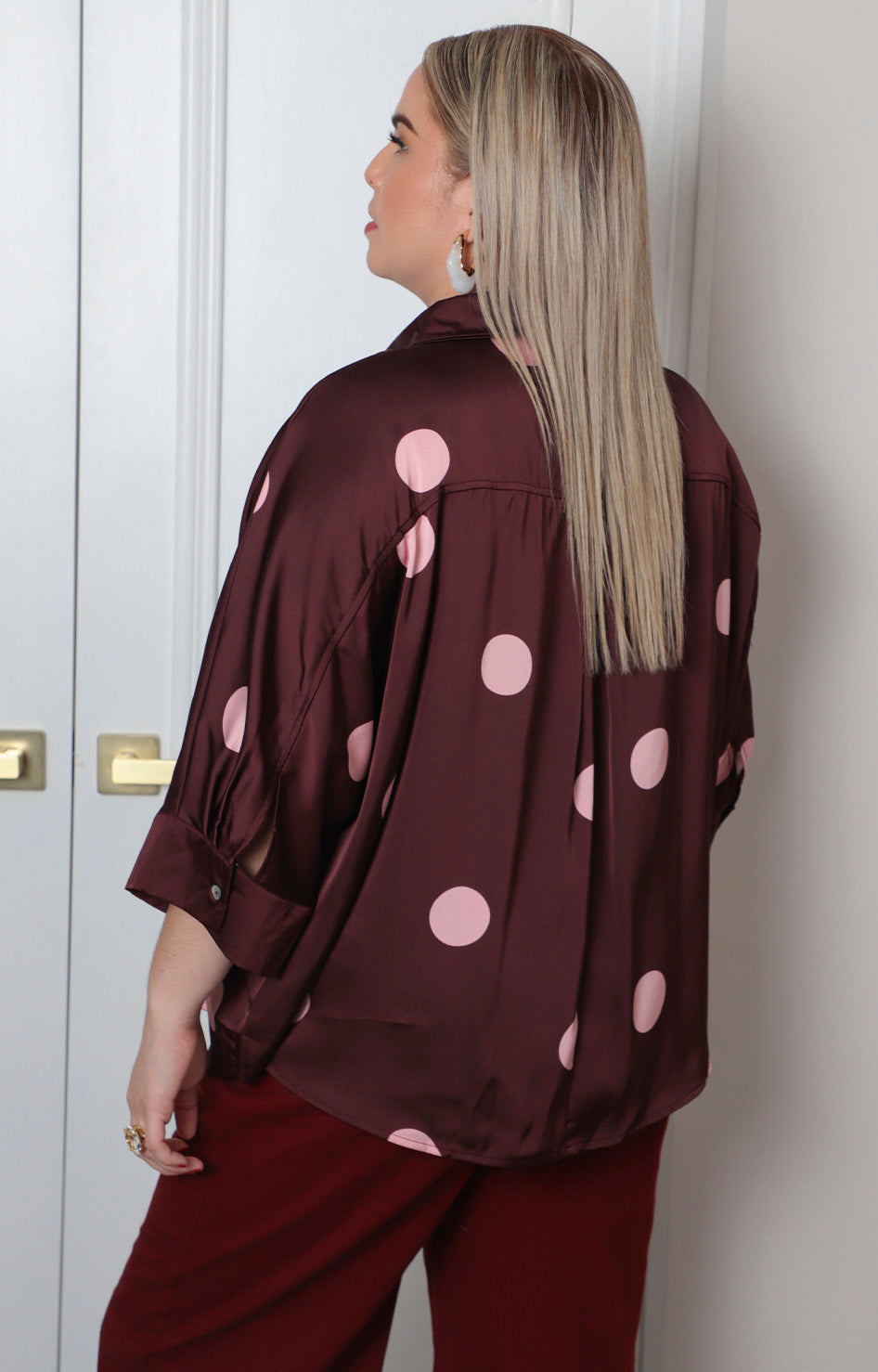 Blusa curvy Boutiquemirel con cuello estilo camisa y estampado de lunares