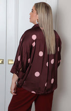 Blusa curvy Boutiquemirel con cuello estilo camisa y estampado de lunares