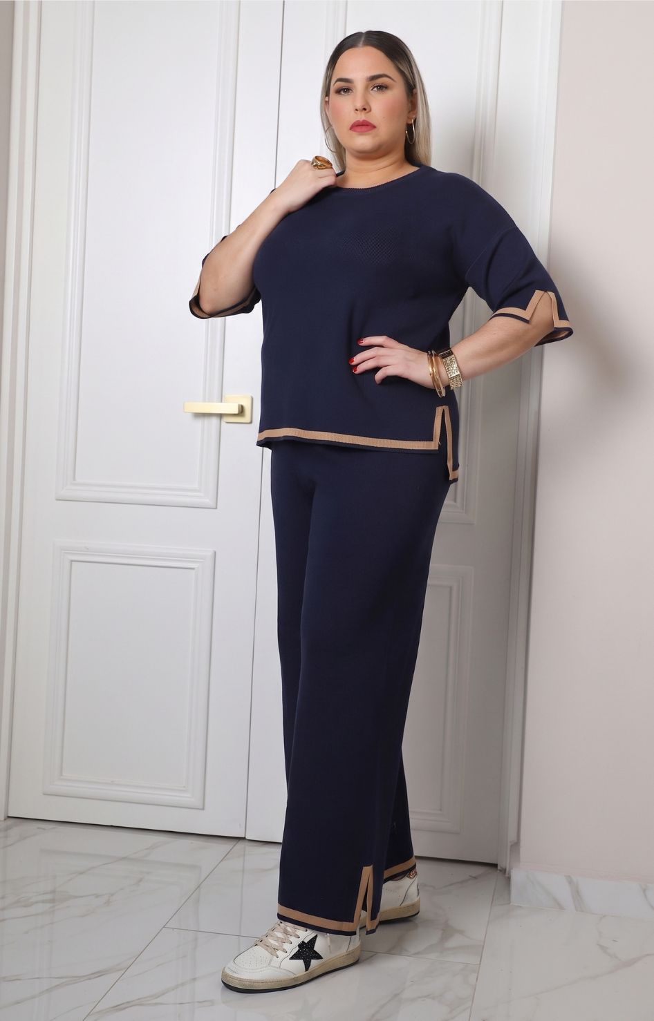 Conjunto deportivo con franjas