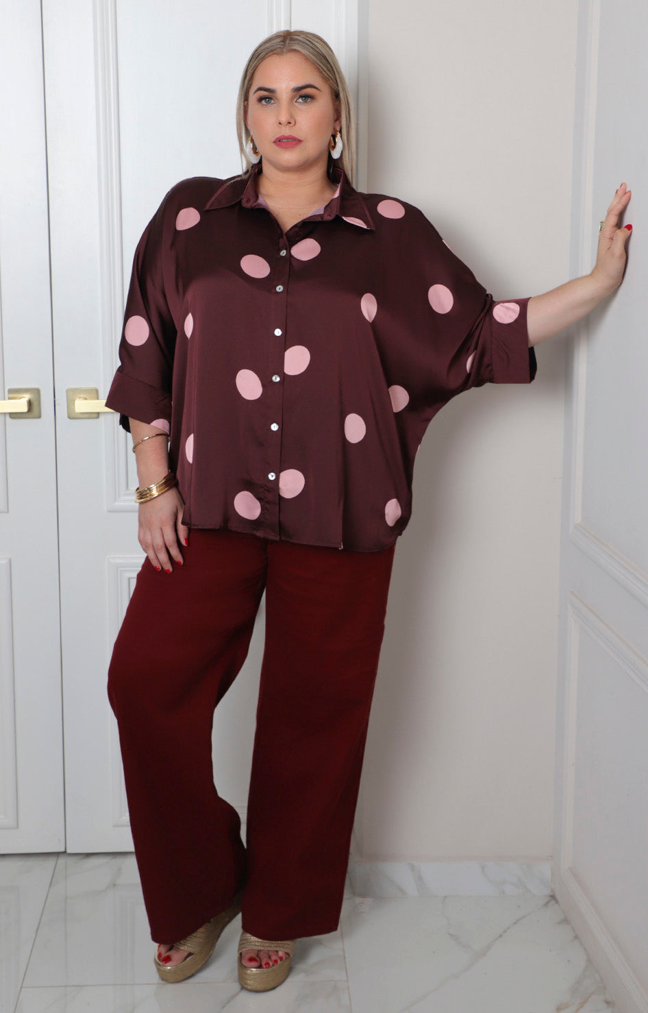 Blusa curvy Boutiquemirel con cuello estilo camisa y estampado de lunares