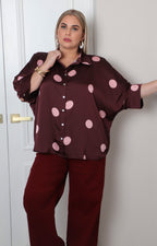 Blusa curvy Boutiquemirel con cuello estilo camisa y estampado de lunares