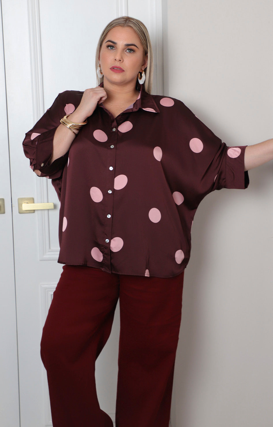 Blusa curvy Boutiquemirel con cuello estilo camisa y estampado de lunares