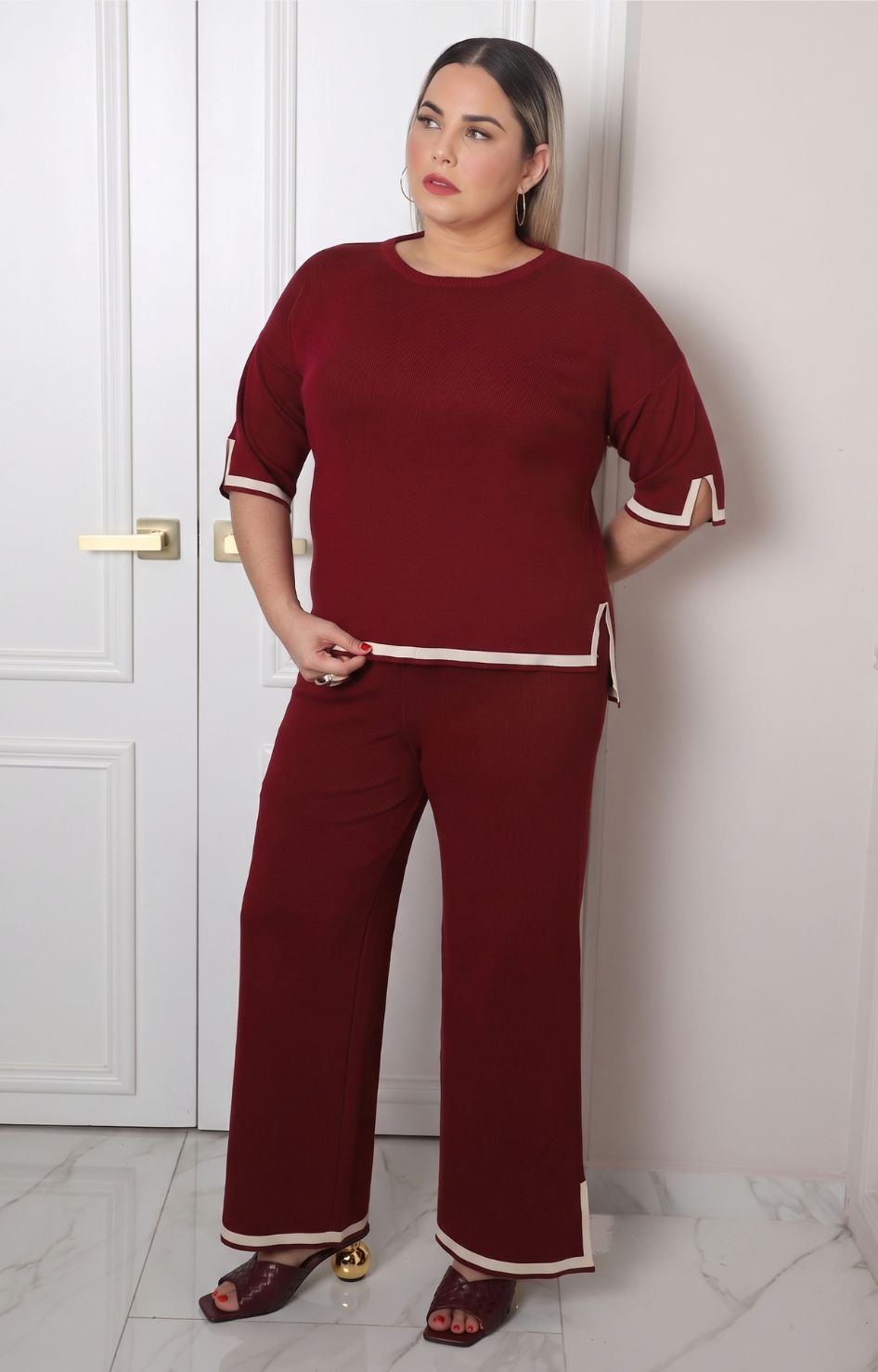 Conjunto deportivo con franjas