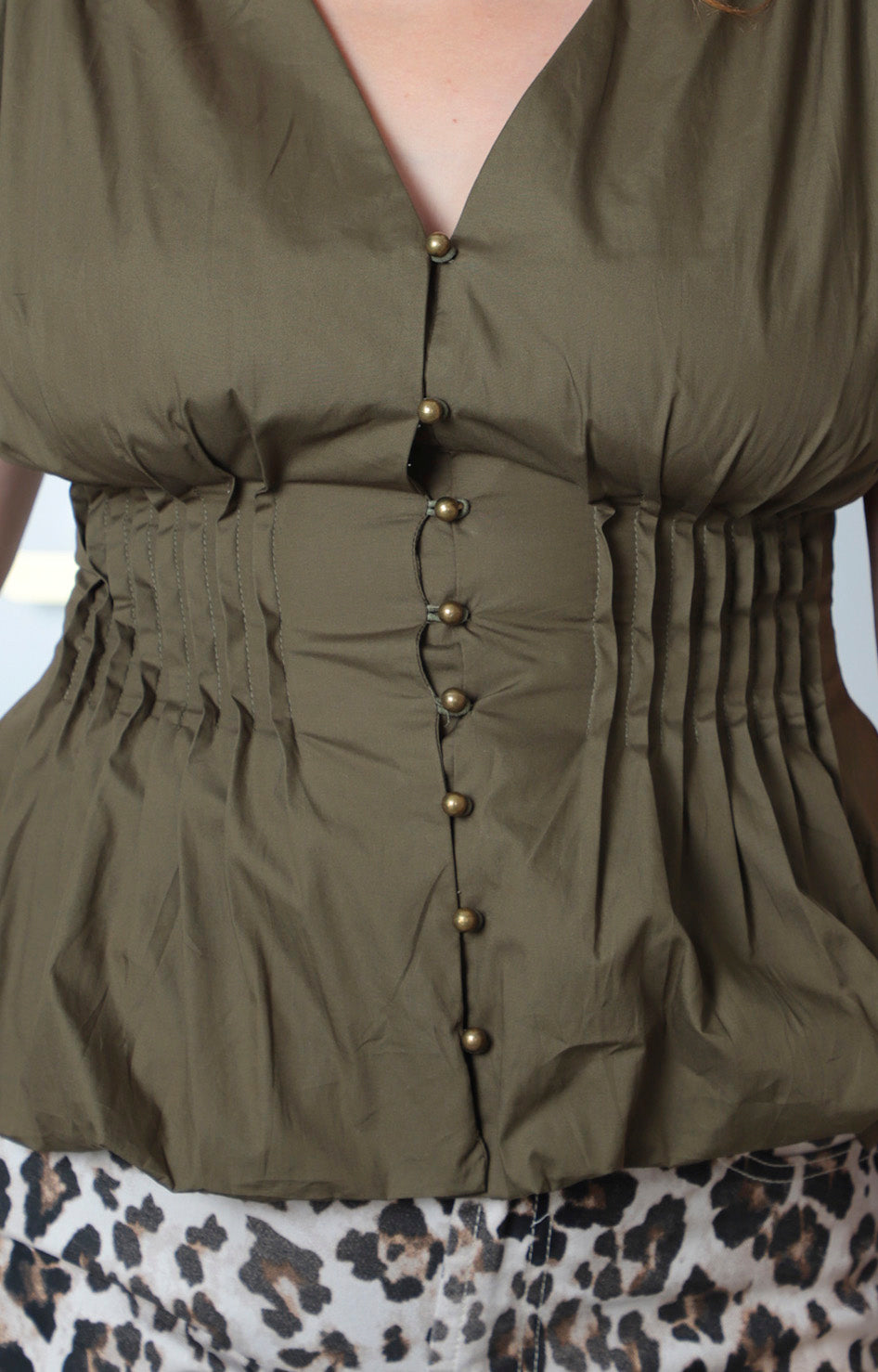 Blusa verde peplum con escote en V