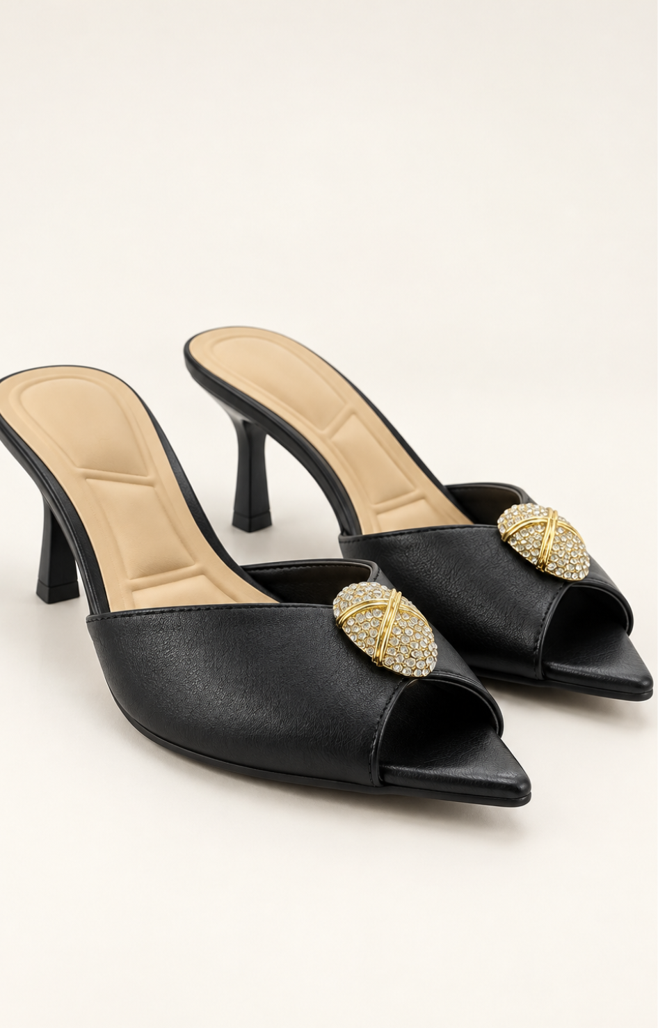 Sandalias de tacón negras con detalle dorado
