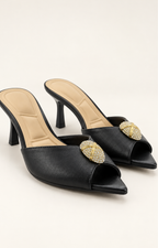 Sandalias de tacón negras con detalle dorado