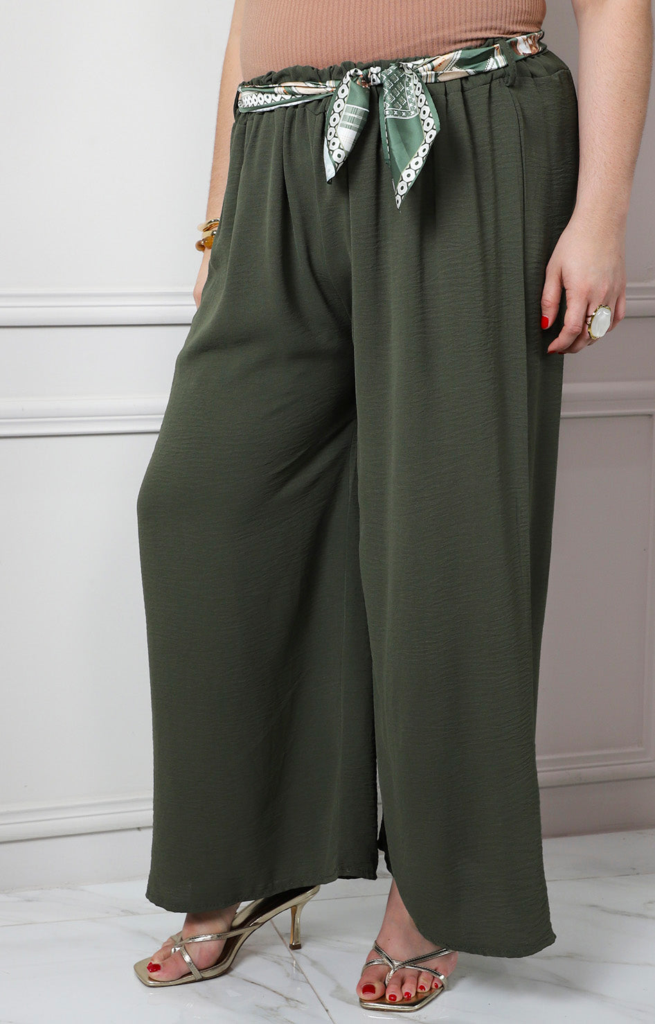 Pantalón verde pierna ancha con paliacate
