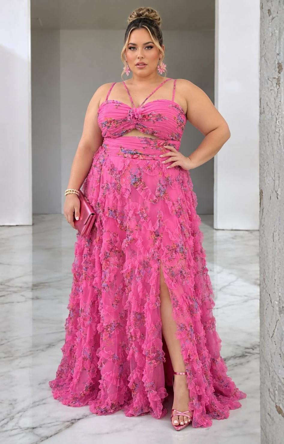 Vestido largo curvy fucsia de la marca Boutiquemirel, con detalles elegantes y tela suave, en una vista frontal.