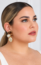Aretes colgantes con gota blanca