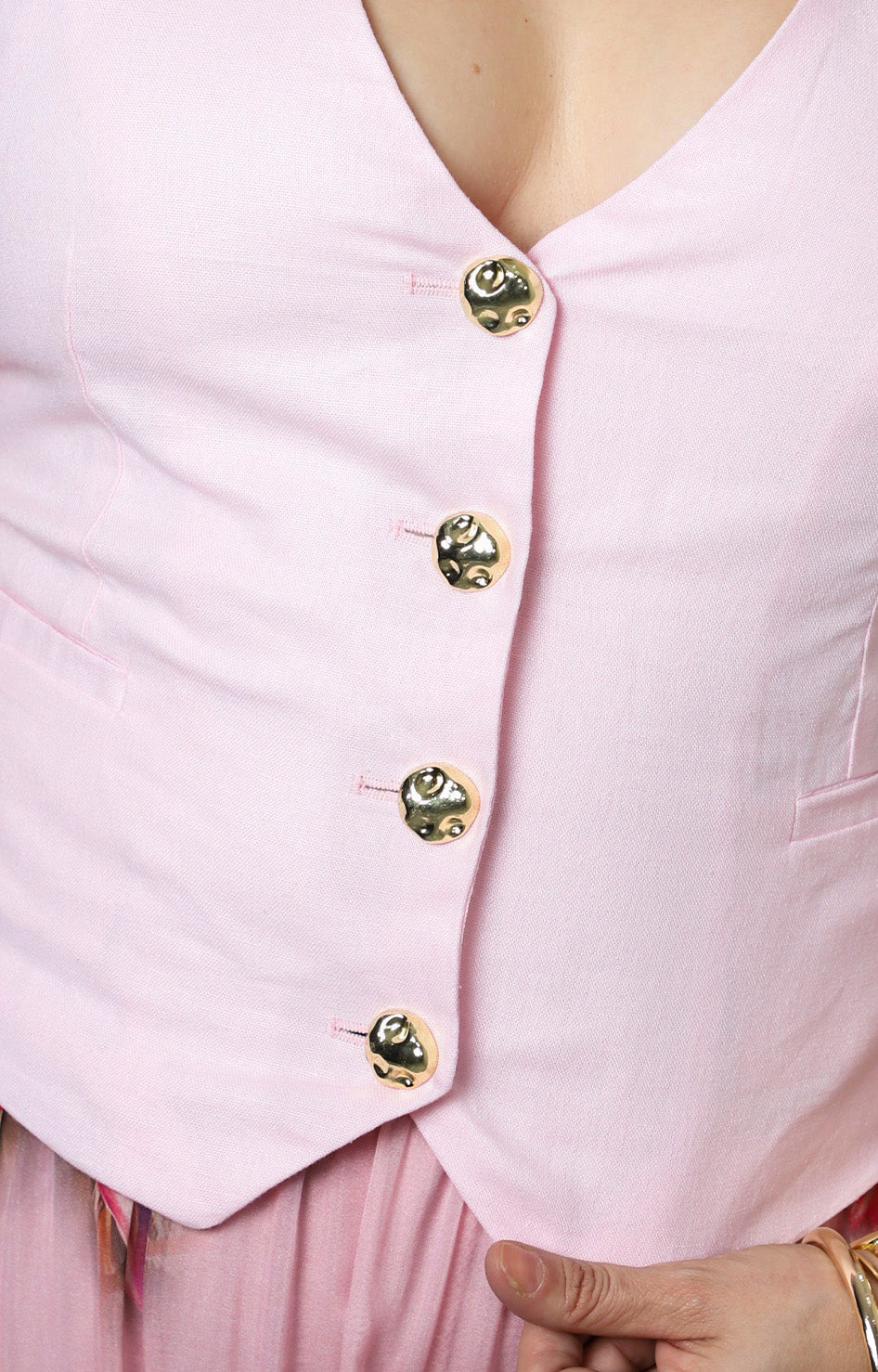 Blusa rosa tipo chaleco con botones dorados