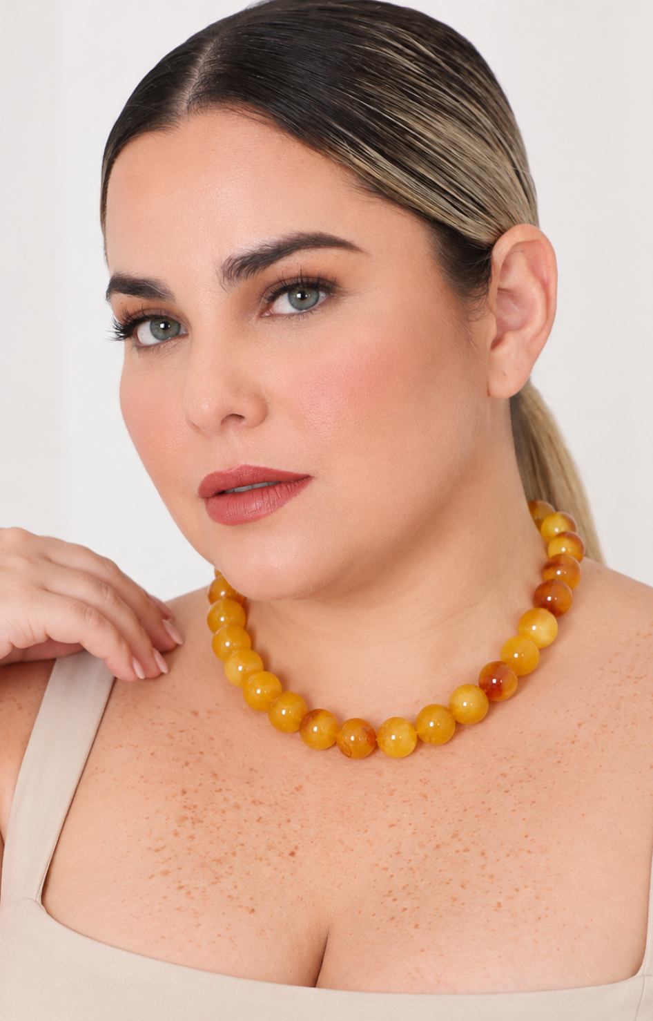 Collar llamativo de cuentas esféricas