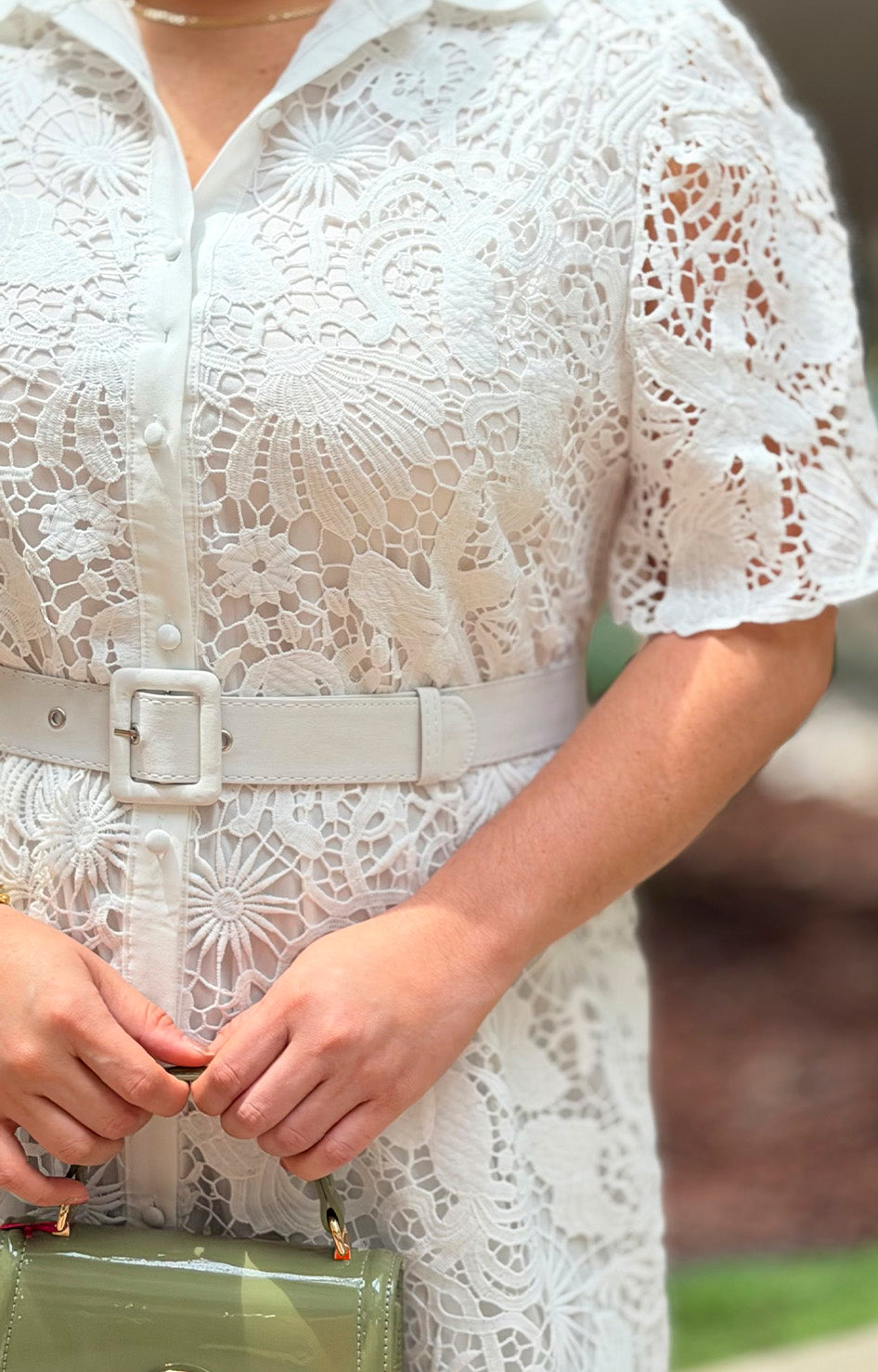 Vestido de guipur con cinturón