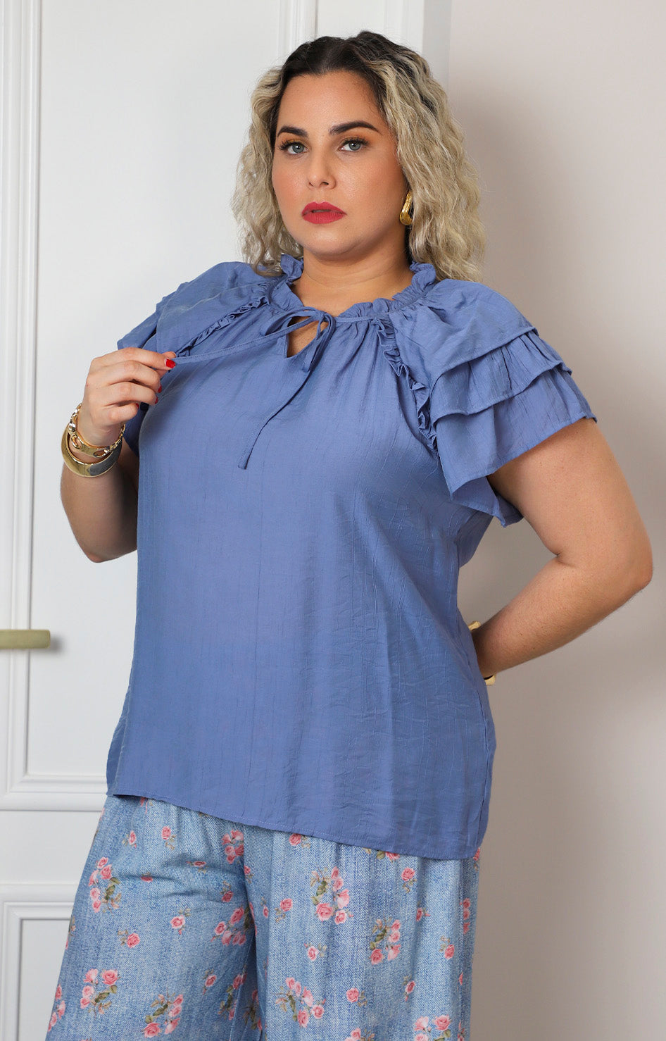Blusa con olanes y lazo en el cuello