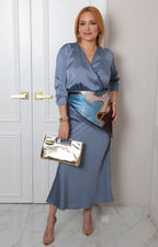 Vestido azul con escote cruzado