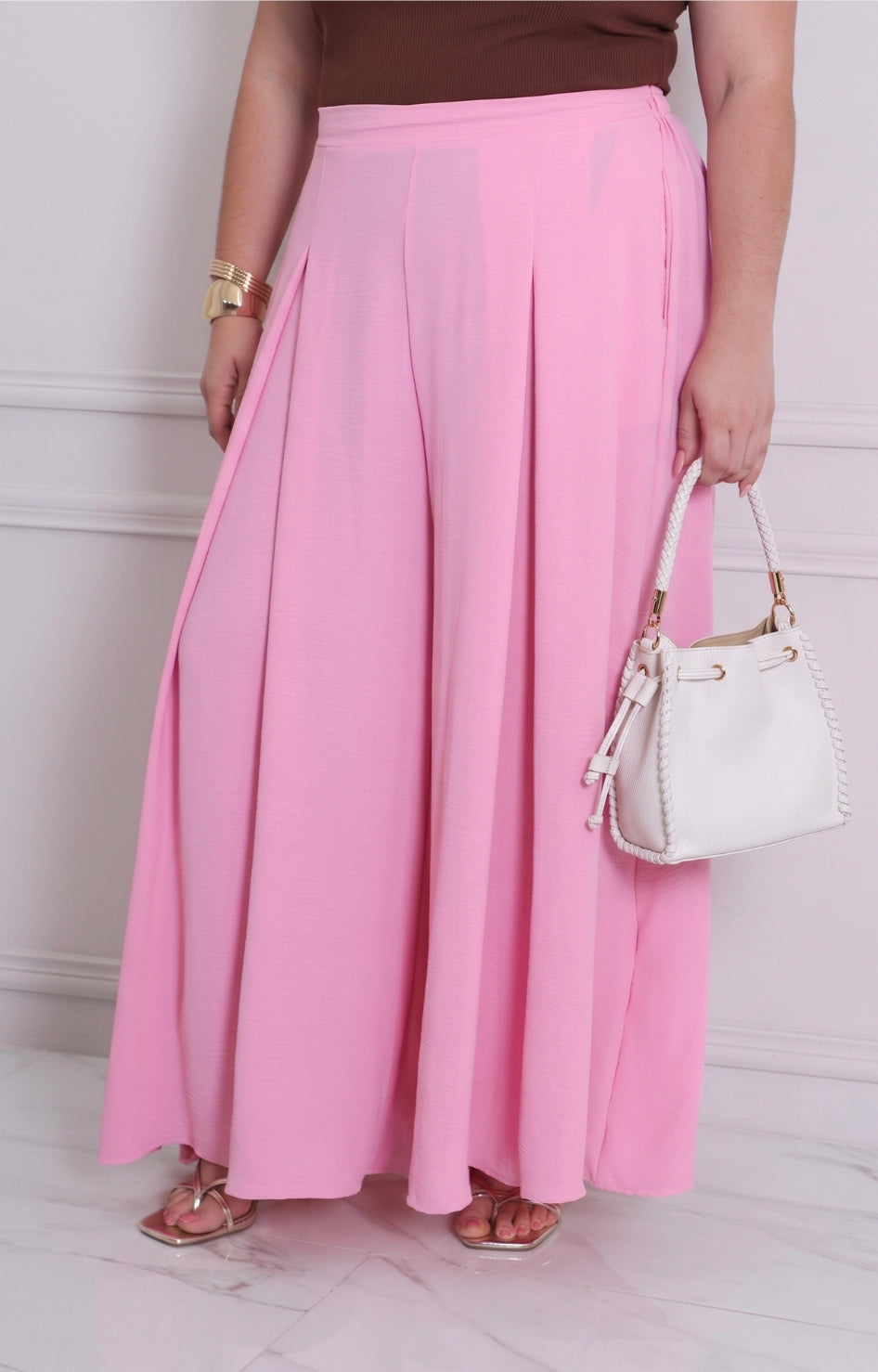Pantalón curvy de corte amplio de la marca Boutiquemirel, muestra el diseño holgado y cómodo en tela de color neutro.
