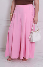 Pantalón curvy de corte amplio de la marca Boutiquemirel, muestra el diseño holgado y cómodo en tela de color neutro.