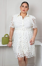 Vestido beige con encaje y cinturón