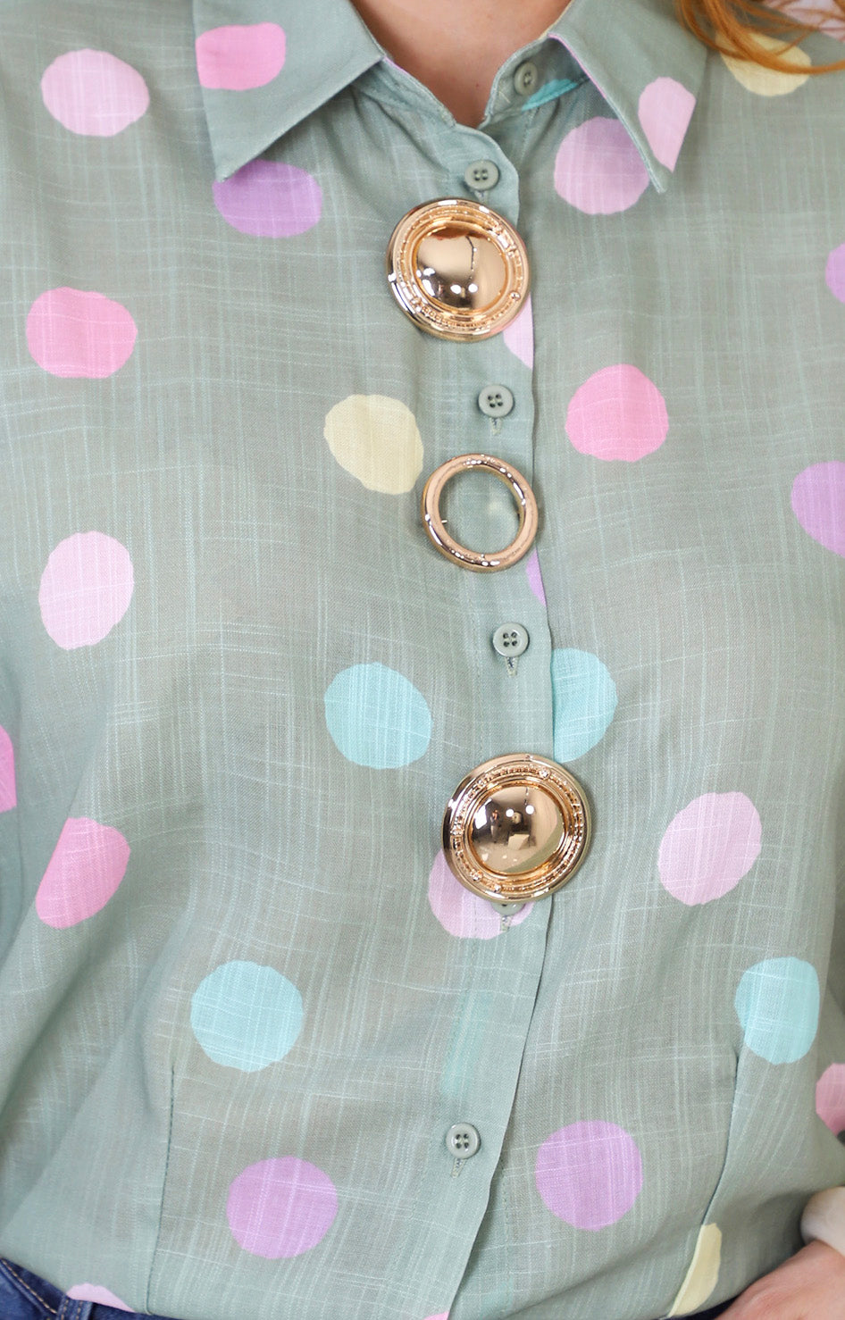 Blusa verde camisera con lunares pastel
