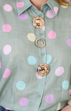 Blusa verde camisera con lunares pastel