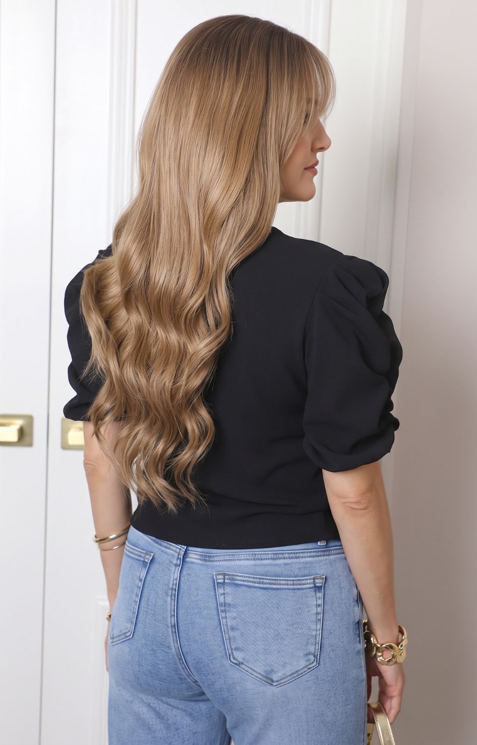 Blusa negra con mangas globo