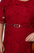 Vestido corto de guipur con cinturón
