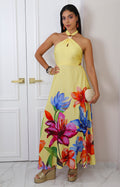 Vestido amarillo estampado con broche dorado