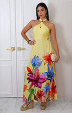 Vestido amarillo estampado con broche dorado