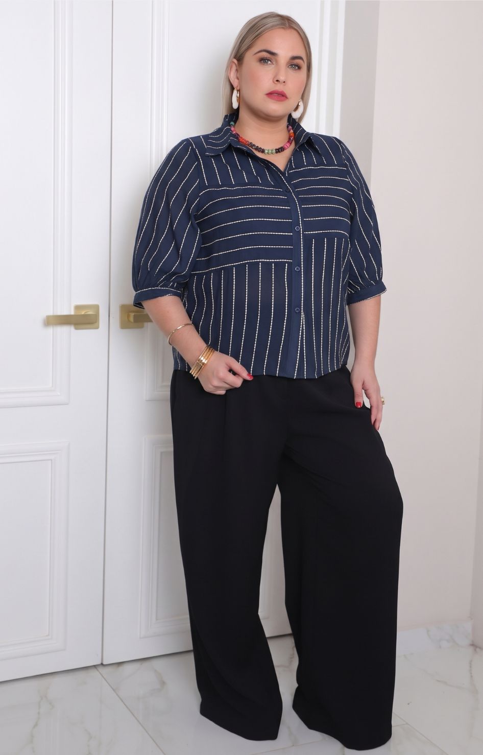 Blusa camisera a rayas curvy de Boutiquemirel, diseño de manga larga y corte holgado