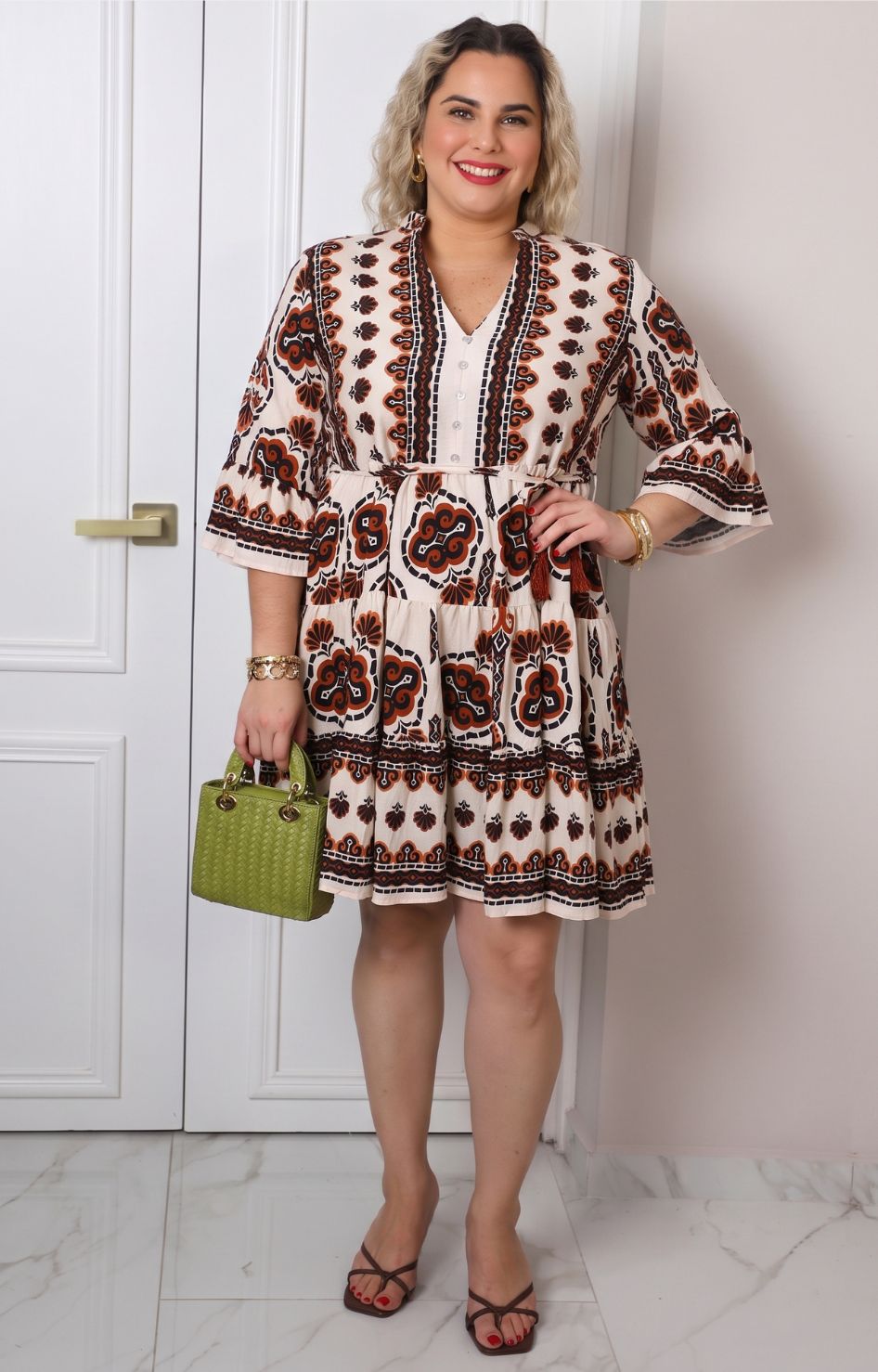 Vestido con estampado geométrico y lazo