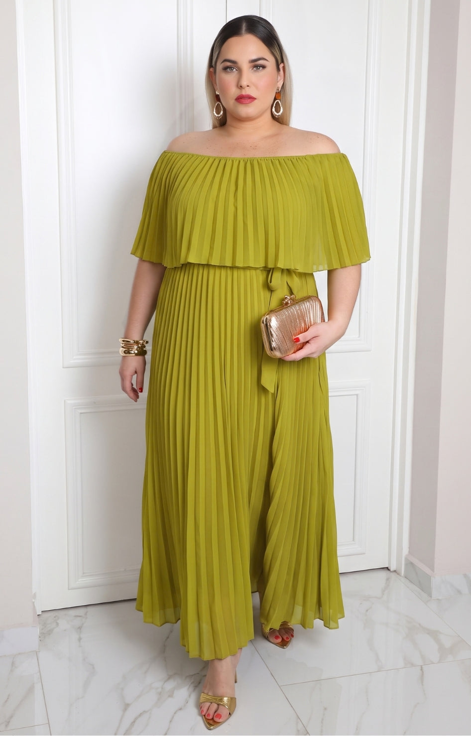 Vestido largo plisado de hombros descubiertos de la marca Boutiquemirel, diseño curvy y elegante para ocasiones especiales.