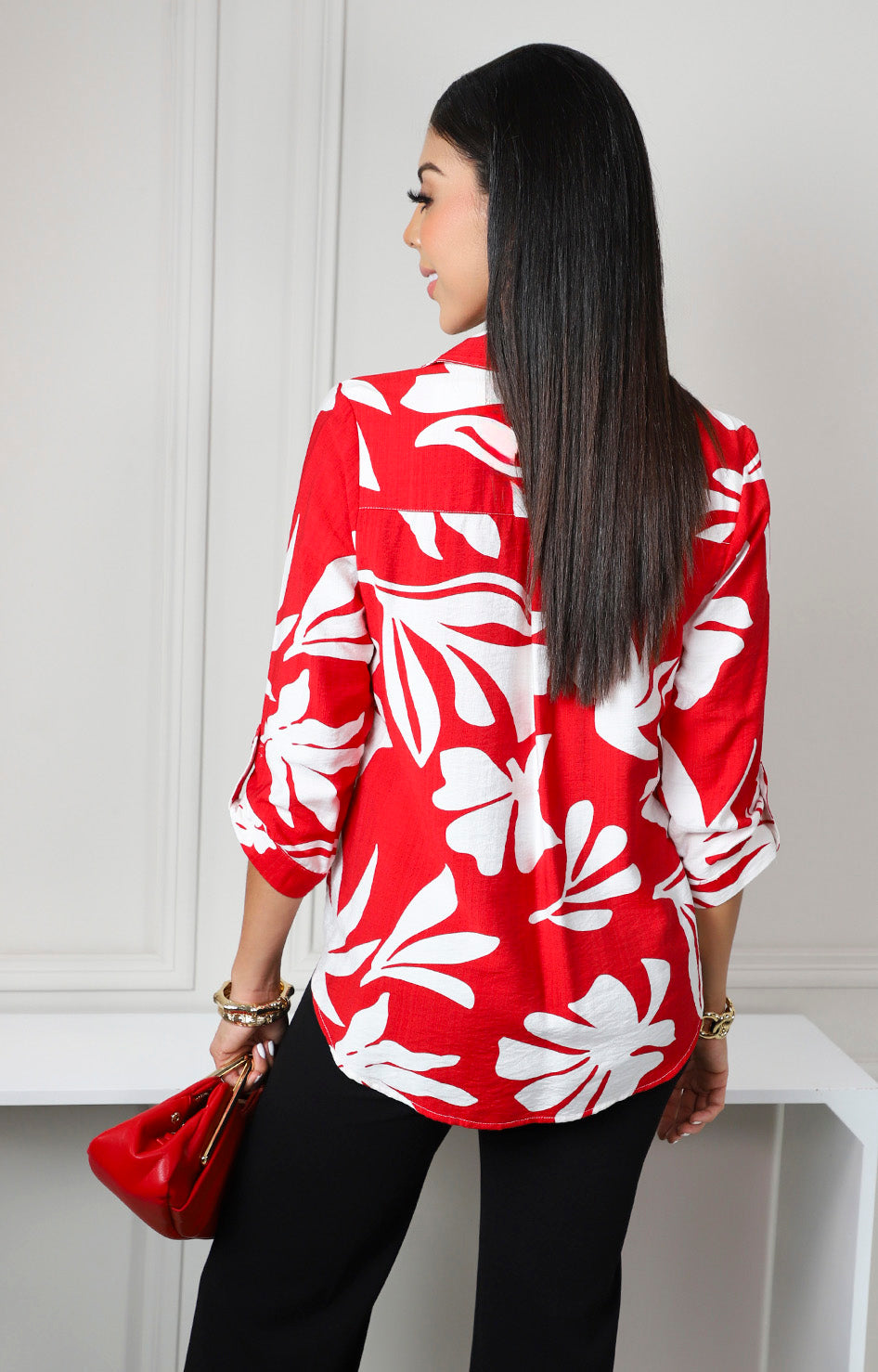 Blusa camisera roja con estampado tropical