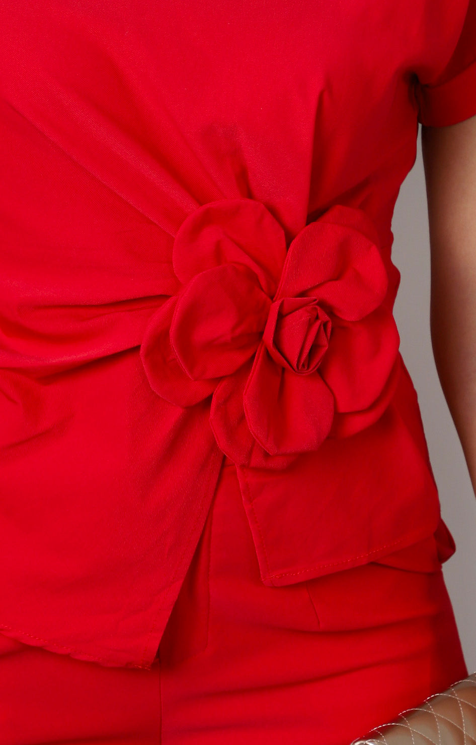 Conjunto rojo con flor 3D