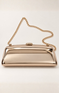Bolsa clutch metálica dorada con cadena