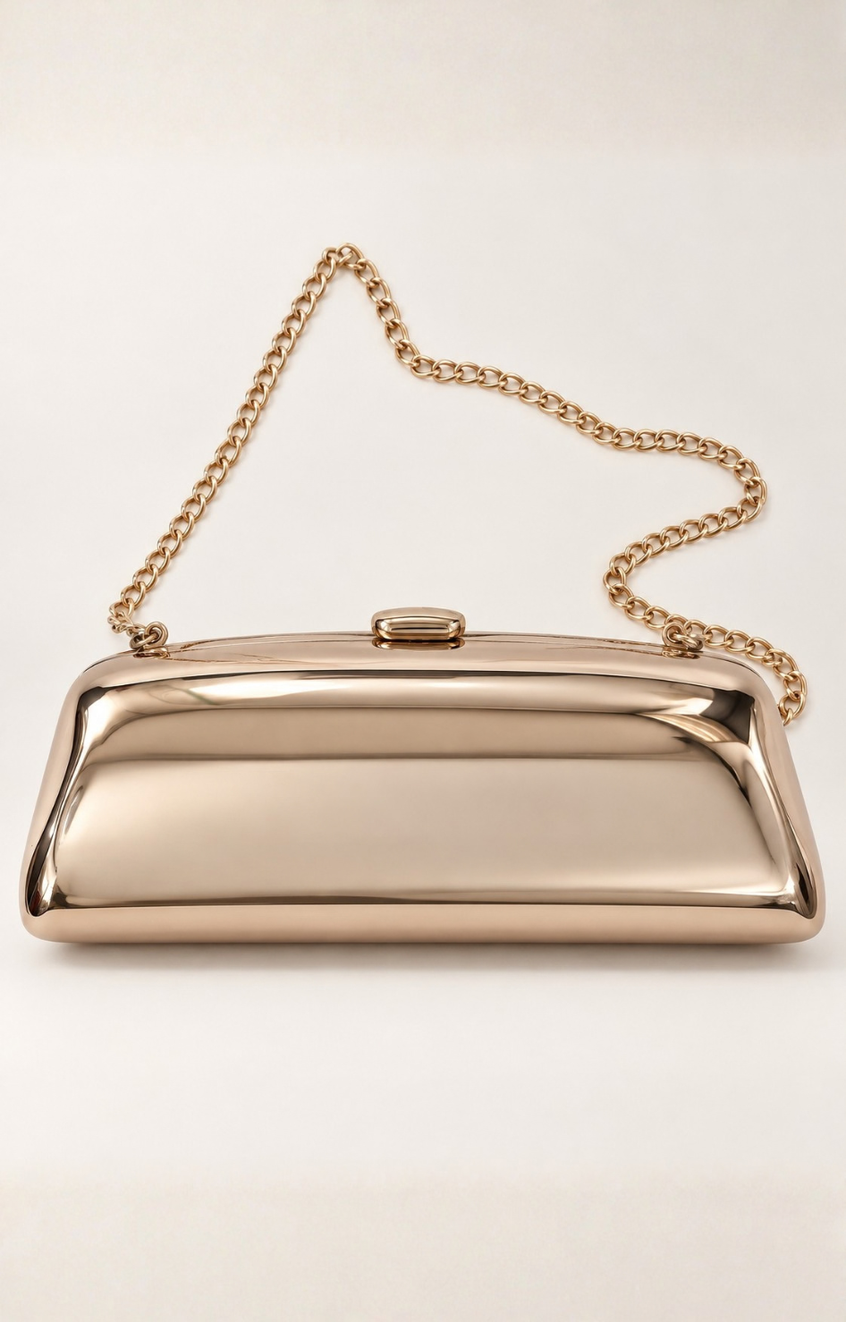 Bolsa clutch metálica dorada con cadena