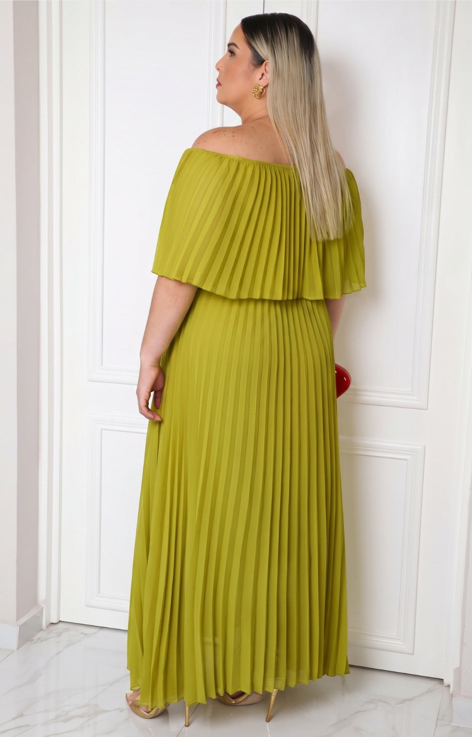 Vestido plisado con mangas mariposa