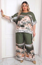 Conjunto curvy Boutiquemirel estampado de paisaje mediterráneo, con top y pantalones de estilo cómodo y colorido.