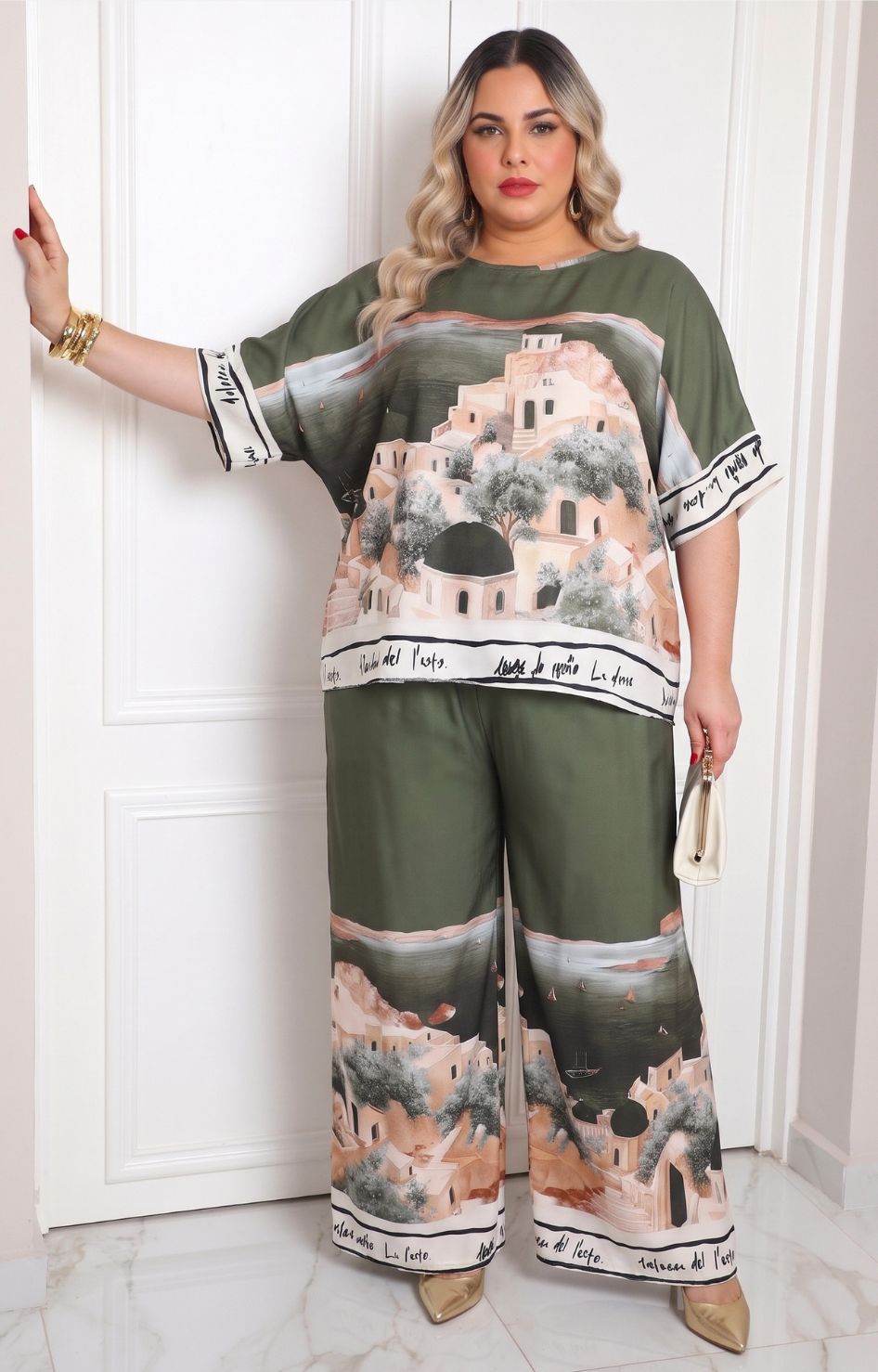 Conjunto curvy Boutiquemirel estampado de paisaje mediterráneo, con top y pantalones de estilo cómodo y colorido.
