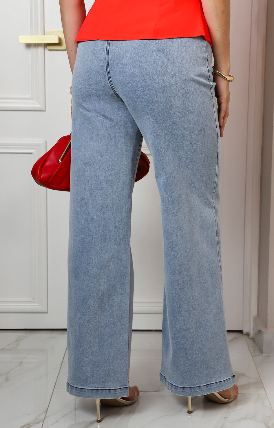 Pantalón de mezclilla con pierna ancha y costuras