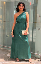Vestido verde de un hombro con detalle dorado