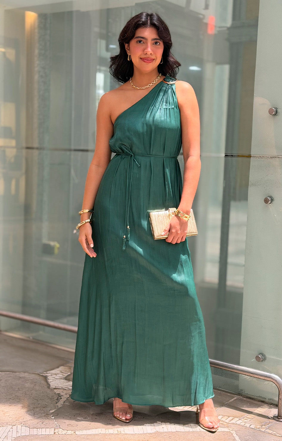 Vestido verde de un hombro con detalle dorado