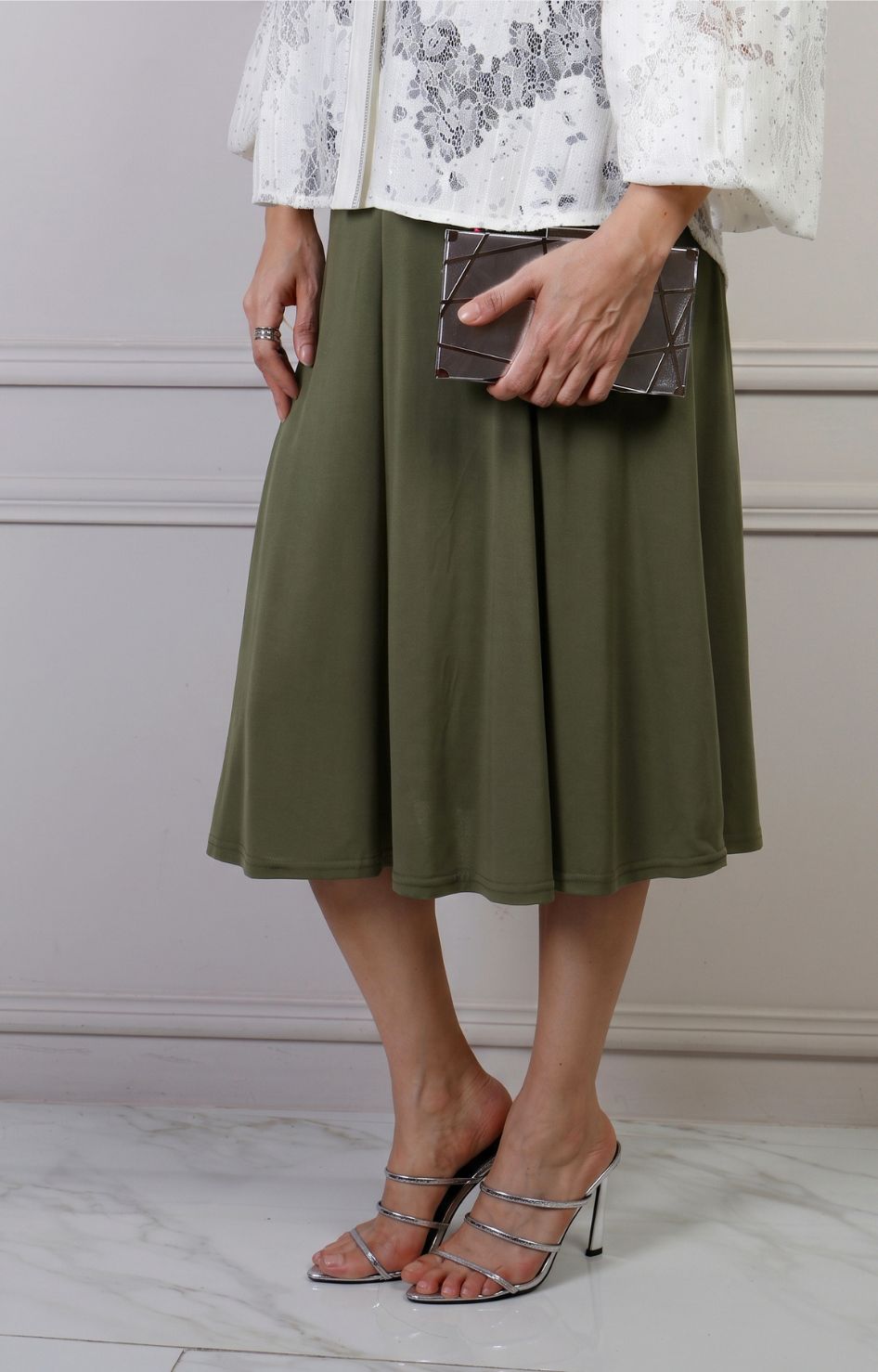 Falda midi regular con pretina elástica de Boutiquemirel, en tela suave y ajustada en la cintura, para un estilo cómodo y sofisticado.