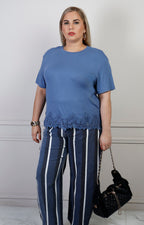 Blusa curvy de Boutiquemirel con detalle de encaje en la parte superior y mangas largas, estilo elegante y femenino.