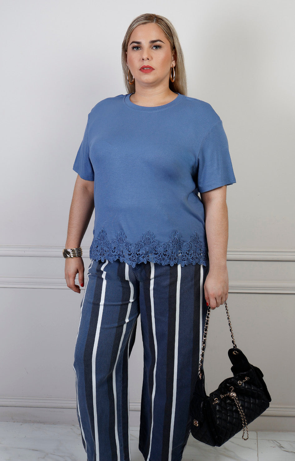 Blusa curvy de Boutiquemirel con detalle de encaje en la parte superior y mangas largas, estilo elegante y femenino.