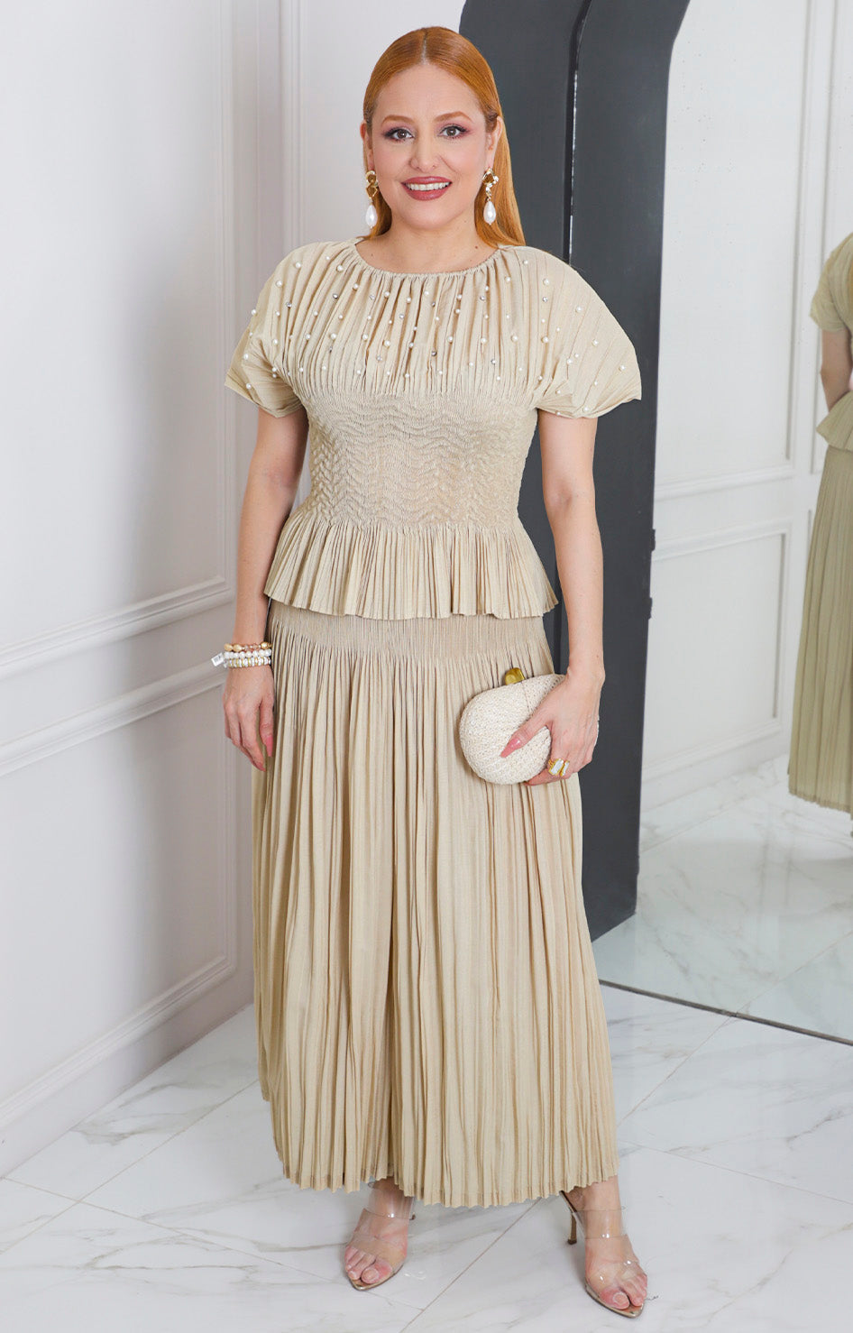 Conjunto beige plisado con perlas